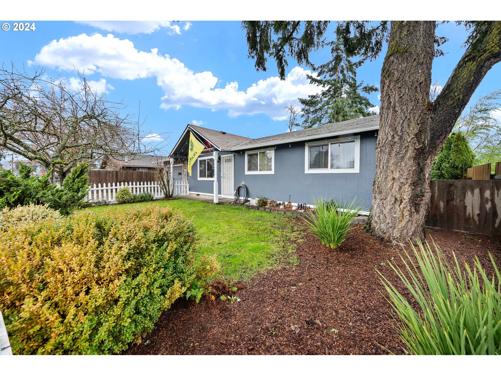 525 South 35th Street Springfield, OR 97478 - Photo 3 of 40 a view of a house with a yard
