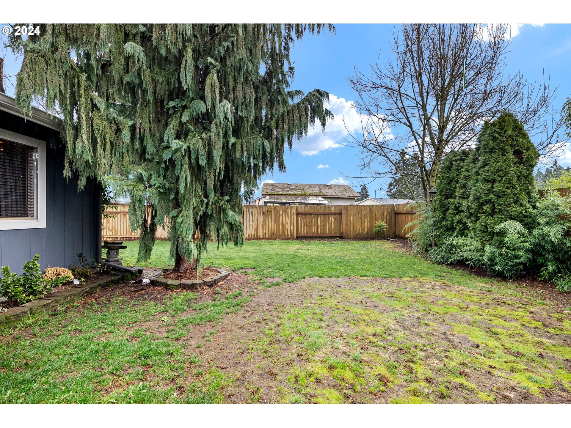 525 South 35th Street Springfield, OR 97478 - Photo 31 of 40 a backyard of a house with lots of green space