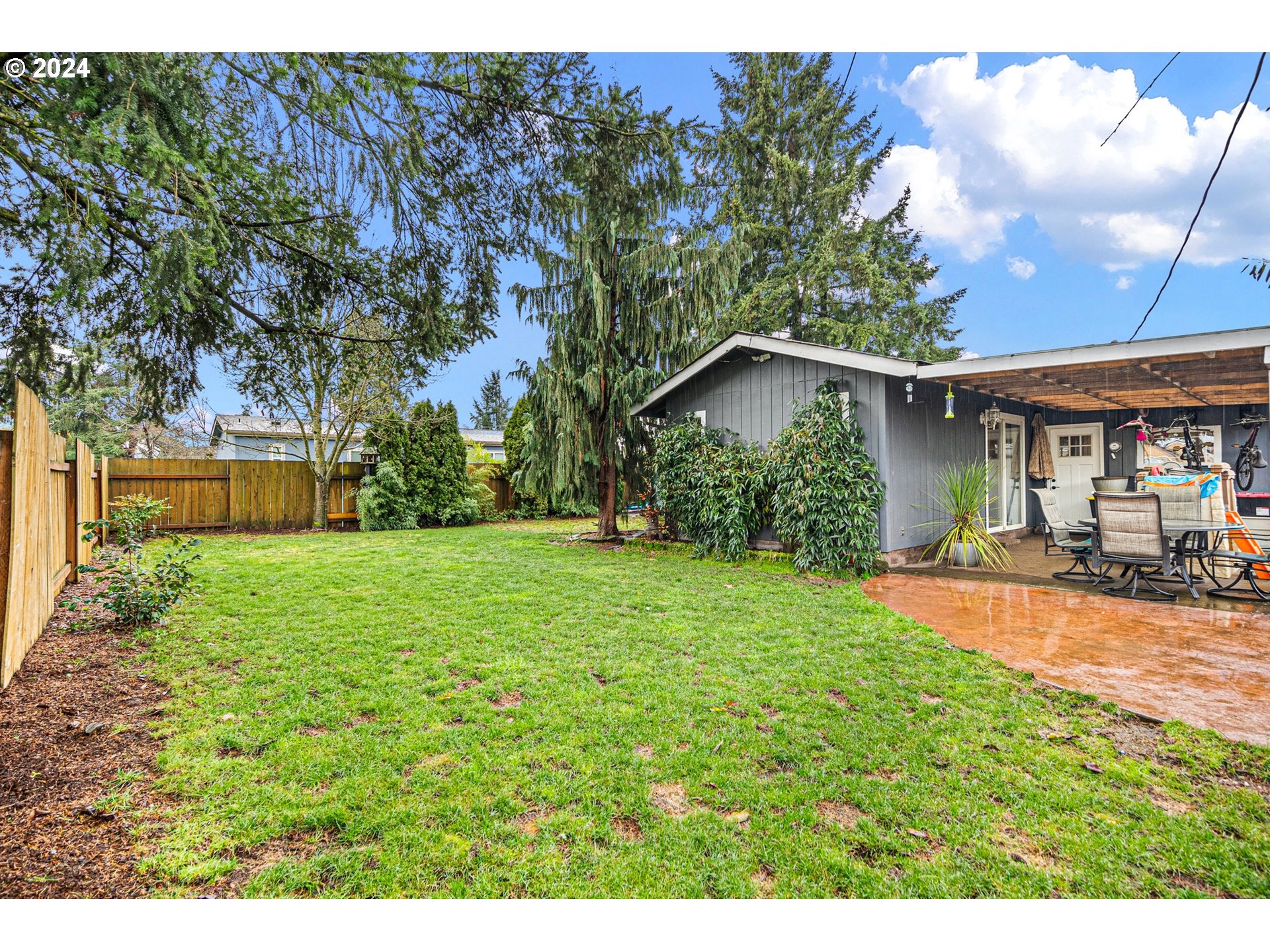 525 South 35th Street Springfield, OR 97478 - Photo 33 of 40 a view of a house with backyard and garden