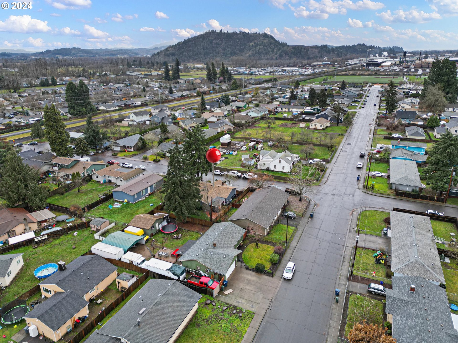 525 South 35th Street Springfield, OR 97478 - Photo 40 of 40 an aerial view of residential houses with outdoor space