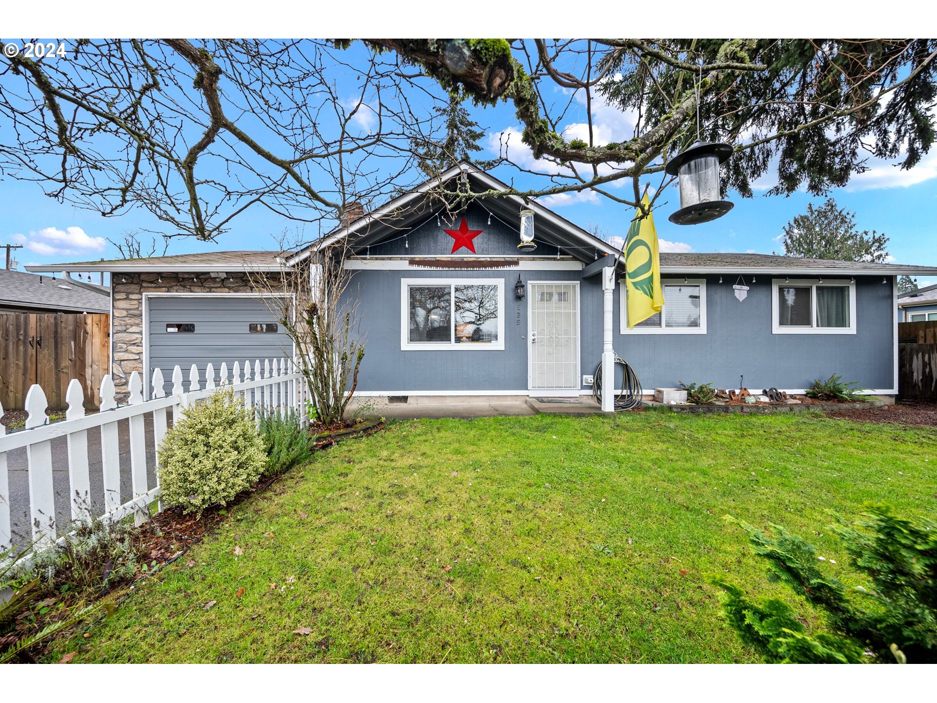 525 South 35th Street Springfield, OR 97478 - Photo 4 of 40 a front view of a house with garden
