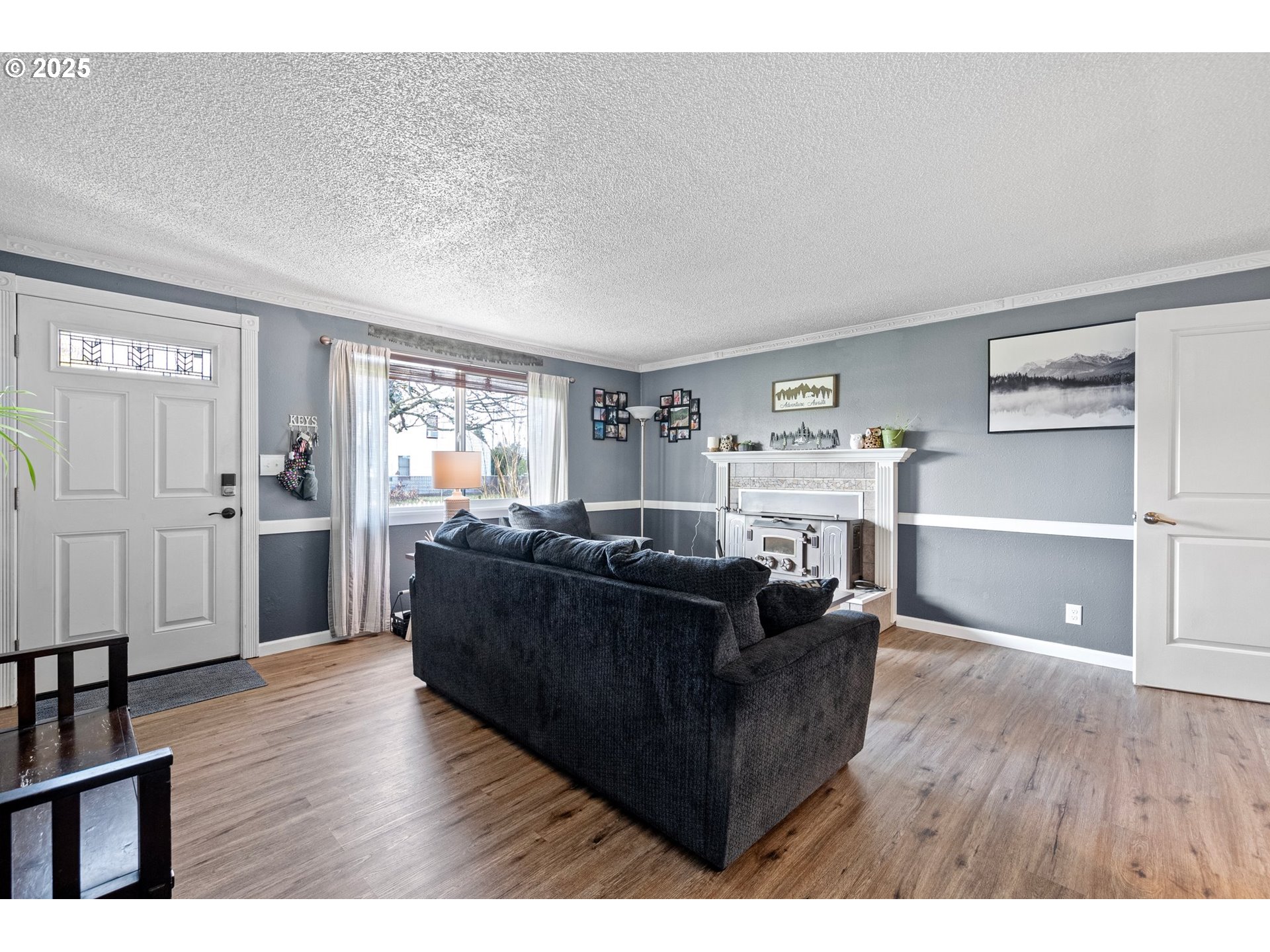 525 South 35th Street Springfield, OR 97478 - Photo 8 of 40 a living room with furniture and a wooden floor