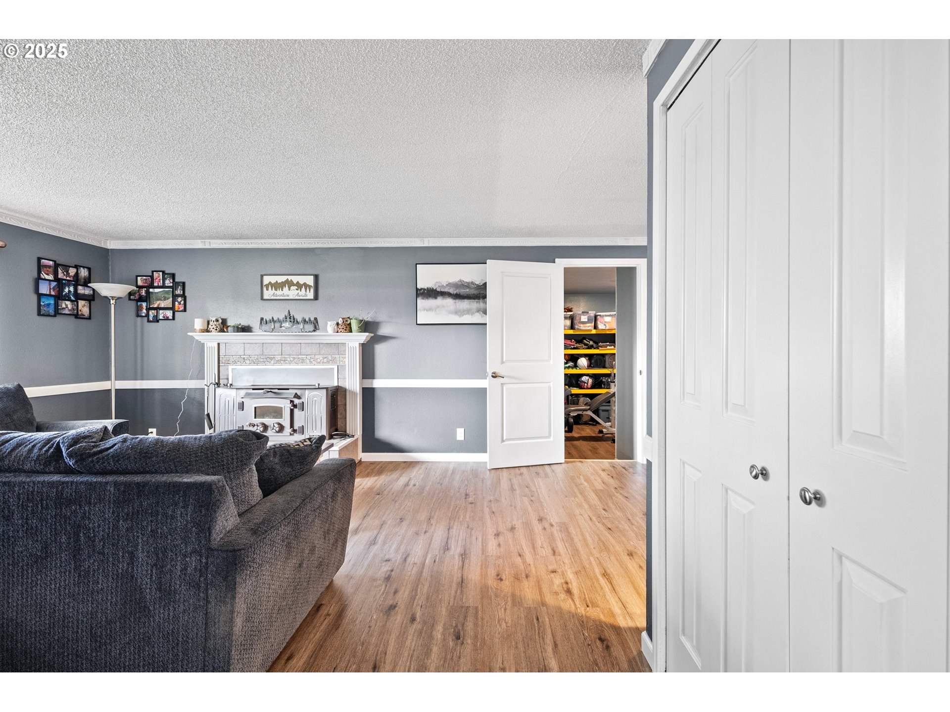 525 South 35th Street Springfield, OR 97478 - Photo 9 of 40 a living room with furniture and a kitchen area