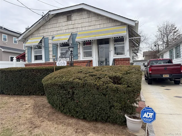 $399,900 | 609 Hempstead Gardens Drive, West Hempstead, NY 11552