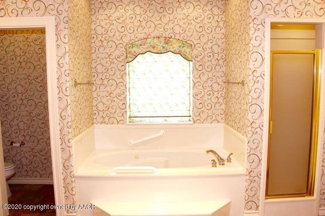 11 Monet Rue Amarillo, TX 79121 - Photo 9 of 17 Master Bath