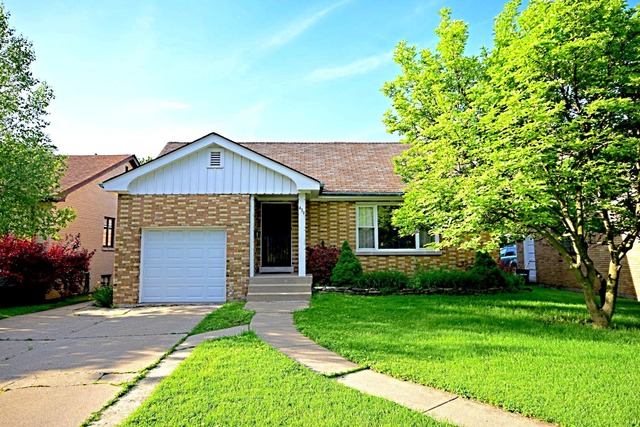 439 Shenstone Road Riverside, IL 60546 - Photo 2 of 25 a front view of a house with garden