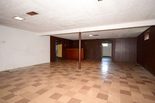 439 Shenstone Road Riverside, IL 60546 - Photo 20 of 25 a view of a hallway