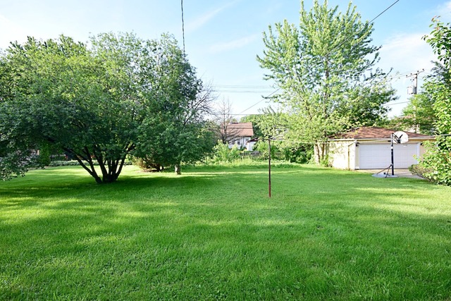 439 Shenstone Road Riverside, IL 60546 - Photo 21 of 25 a view of a backyard with a garden
