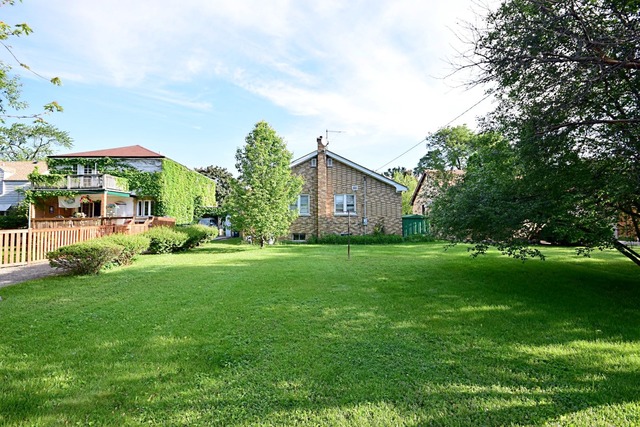 439 Shenstone Road Riverside, IL 60546 - Photo 22 of 25 a view of a house with backyard and garden