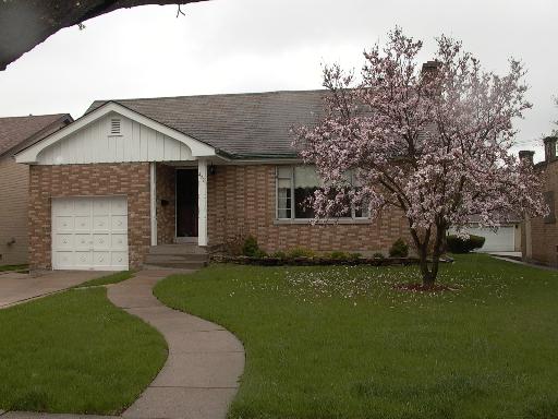 439 Shenstone Road Riverside, IL 60546 - Photo 25 of 25 a view of a backyard with a garden