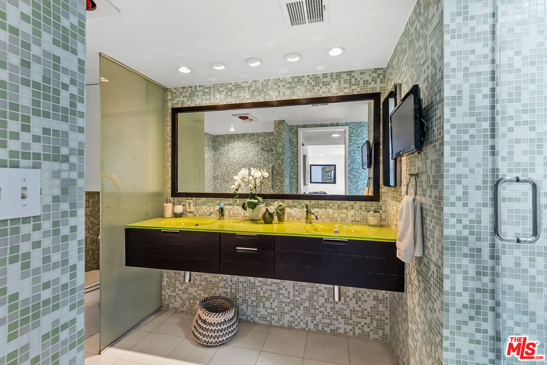 851 North Kings Road, Unit 307 West Hollywood, CA 90069 - Photo 21 of 38 a bathroom with a bathtub and a sink