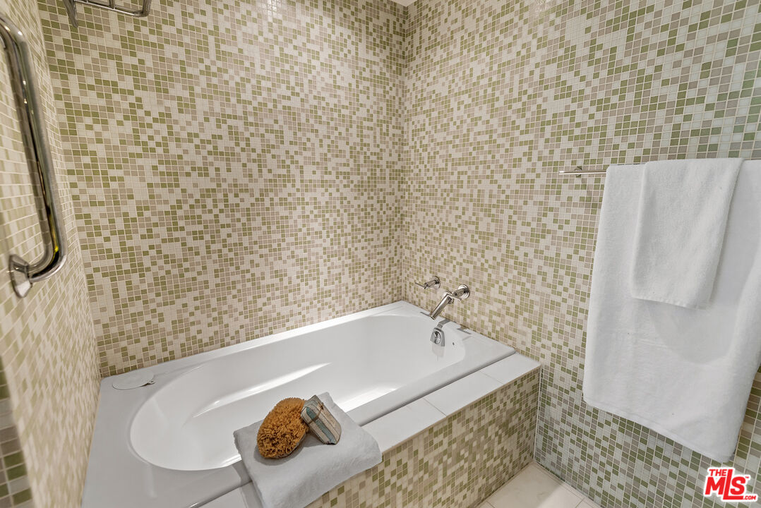 851 North Kings Road, Unit 307 West Hollywood, CA 90069 - Photo 23 of 38 a bathroom with a bath tub