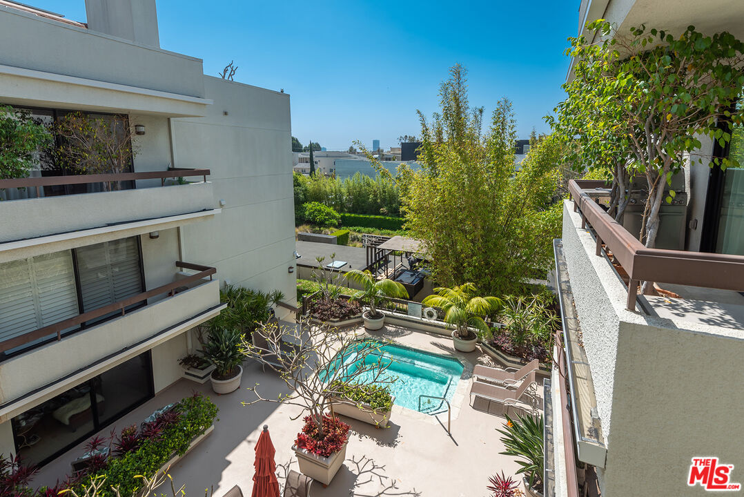 851 North Kings Road, Unit 307 West Hollywood, CA 90069 - Photo 25 of 38 a backyard of a house with outdoor seating