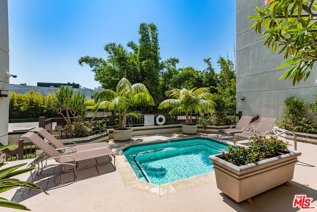 851 North Kings Road, Unit 307 West Hollywood, CA 90069 - Photo 36 of 38 a view of a backyard with plants and a patio