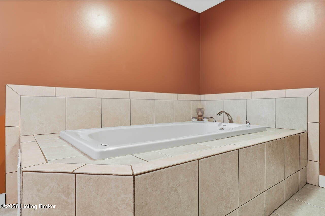 8814 Terry Road Louisville, KY 40258 - Photo 29 of 47 8814 Terry Rd - 38