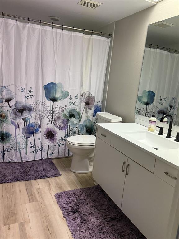 9510 Harbor Greens Way, Unit 407 Seminole, FL 33776 - Photo 18 of 41 a living room with a couch and a potted plant