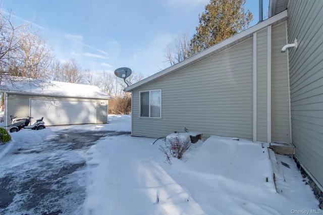 a view of backyard of the house