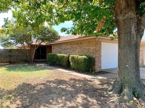 $1,450 | 541 Canary Lane, Red Oak, TX 75154