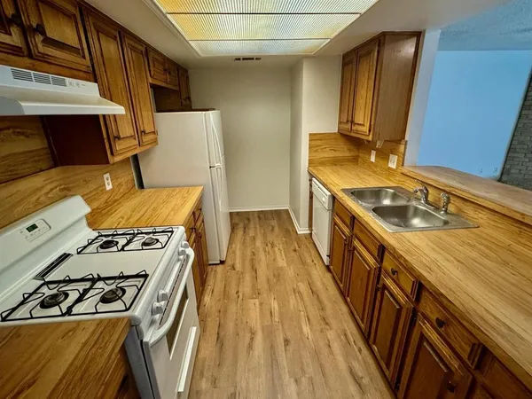 $1,450 | 541 Canary Lane, Red Oak, TX 75154