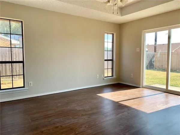 $1,450 | 541 Canary Lane, Red Oak, TX 75154