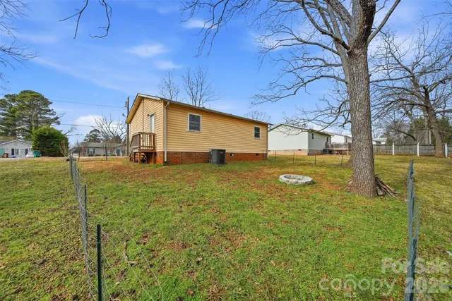 a house view with swimming pool