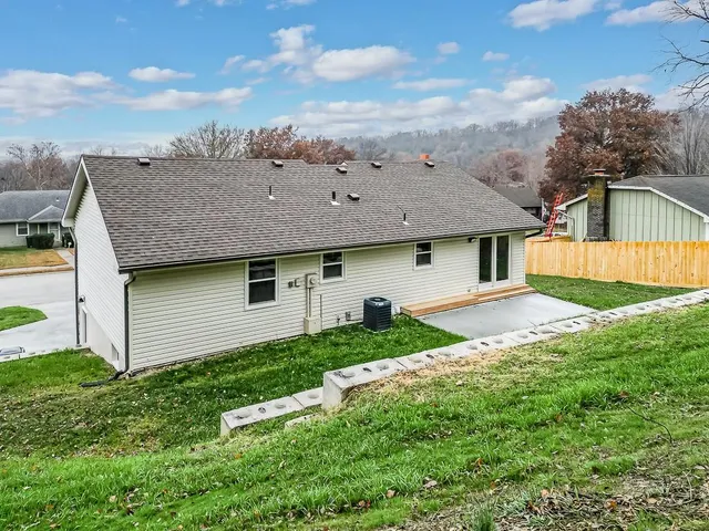 $319,950 | 1812 Ridge Road, Leavenworth, KS 66048