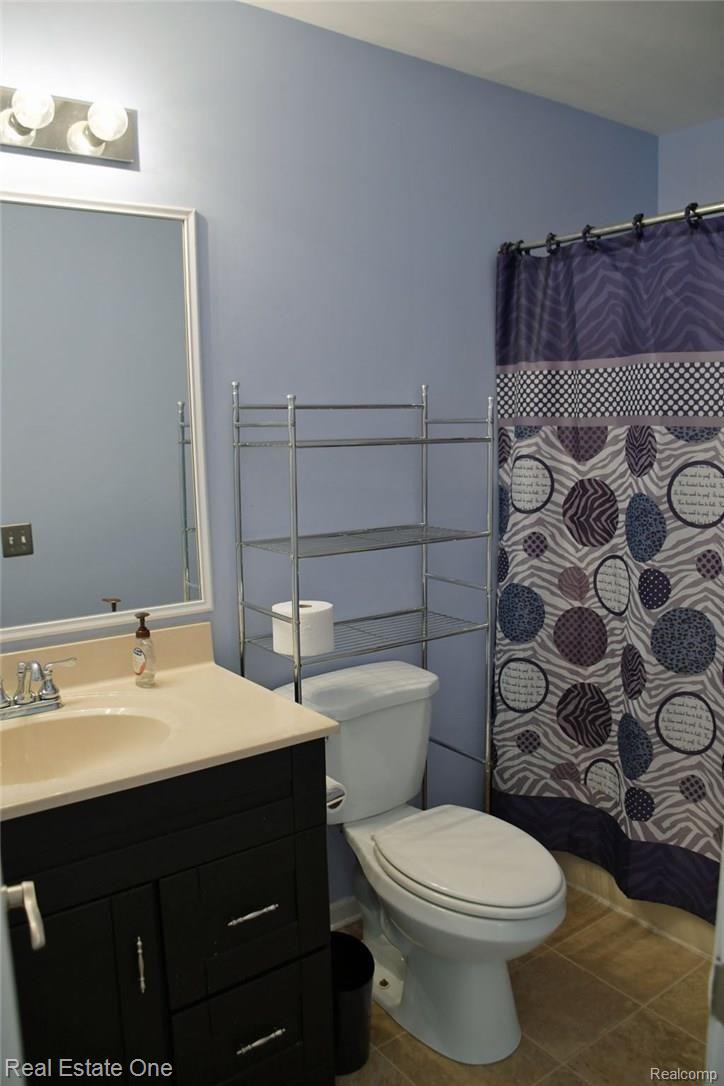 1610 Baldwin Road Lapeer, MI 48446 - Photo 20 of 42 main level full bath.jpg