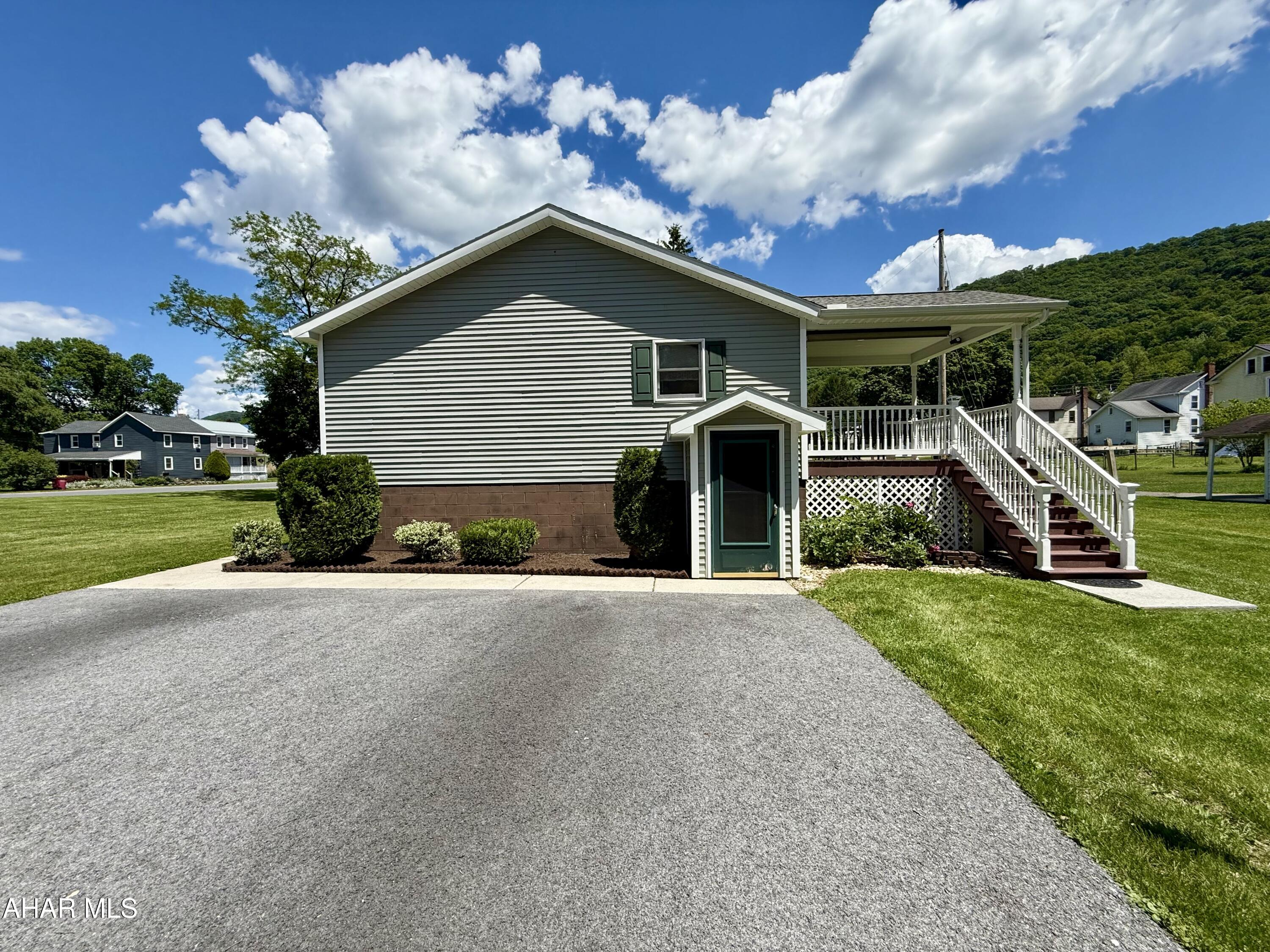 703 Spring Street Saxton, PA 16678 - Photo 5 of 52 IMG_4181