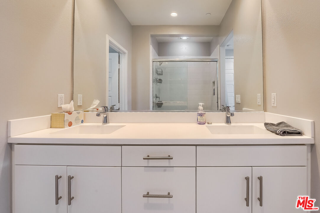 237 Magnet Irvine, CA 92618 - Photo 17 of 34 a bathroom with double sink and a mirror