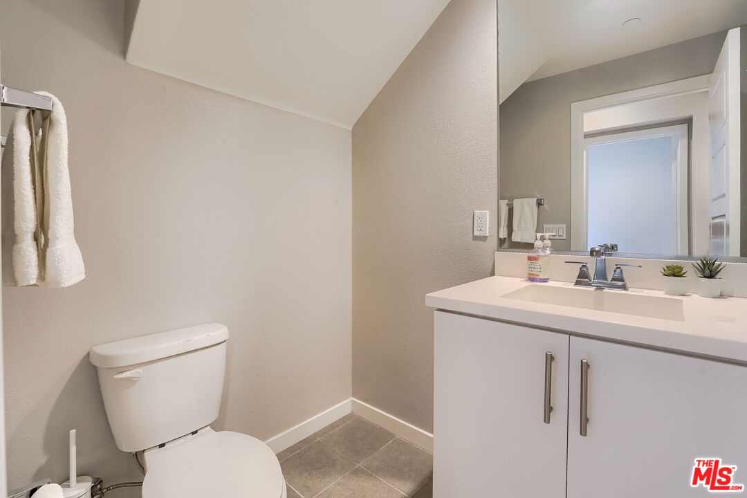 237 Magnet Irvine, CA 92618 - Photo 21 of 34 a bathroom with a toilet sink and mirror