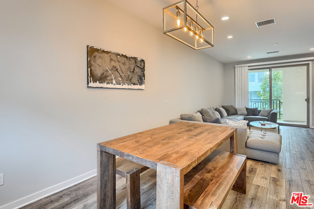 237 Magnet Irvine, CA 92618 - Photo 7 of 34 a very nice looking room with a large window