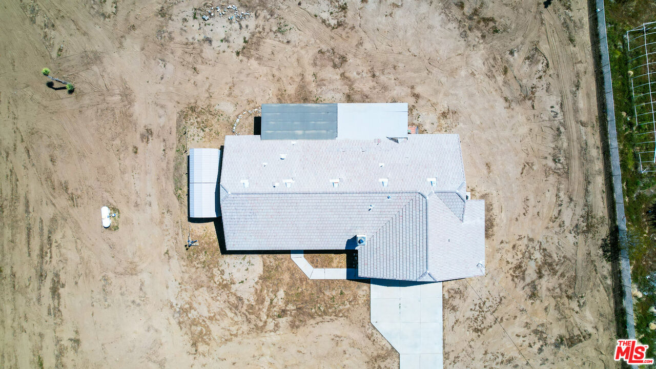 11635 Lebec Road Phelan, CA 92371 - Photo 32 of 35 a utility room with a shower