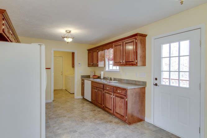 515 West Doak Road Manchester, TN 37355 - Photo 6 of 29 Large deck off eat in kitchen
