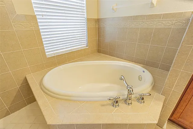 $3,000 | 20002 Heritage Point Drive, Tampa, FL 33647