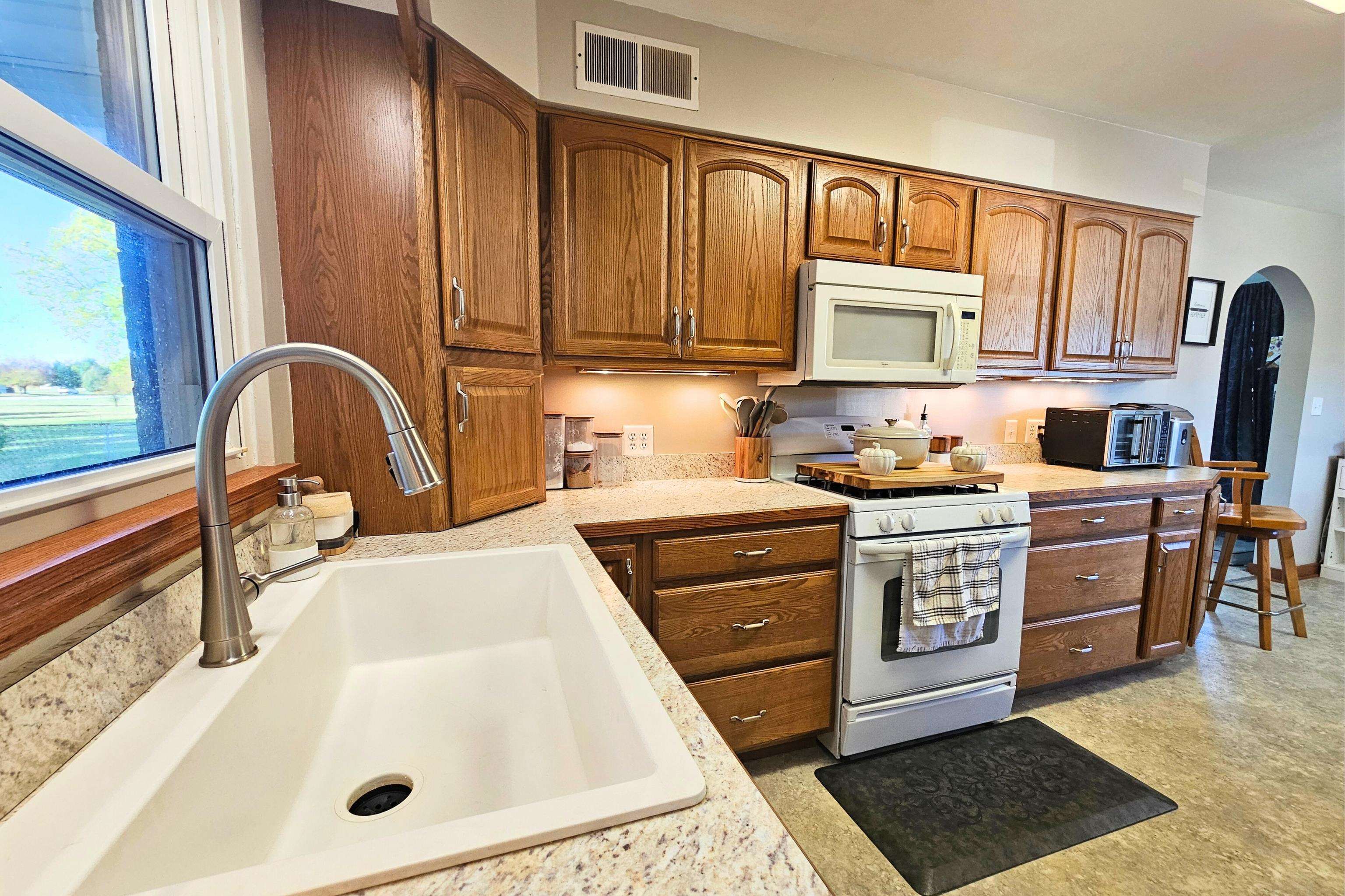 5865 Shattuck Road Saginaw, MI 48603 - Photo 8 of 49 50157412-56a1c295-0bdc-48f0-8694-1480503fed5b.JPG
