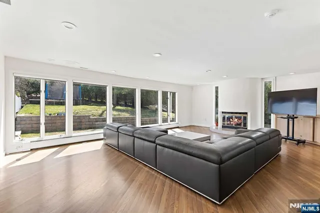 $3,799,000 | 1 Hemlock Drive, Cresskill, NJ 07626