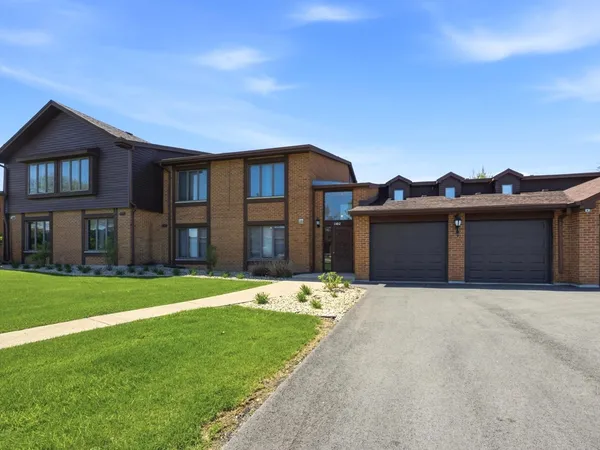 $185,000 | 1402 Woodhollow Drive, Unit 1A, Flossmoor, IL 60422