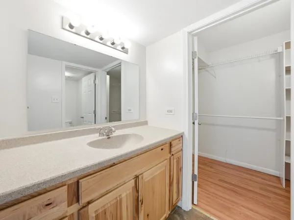 $185,000 | 1402 Woodhollow Drive, Unit 1A, Flossmoor, IL 60422