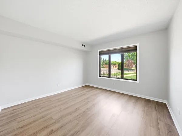 $185,000 | 1402 Woodhollow Drive, Unit 1A, Flossmoor, IL 60422