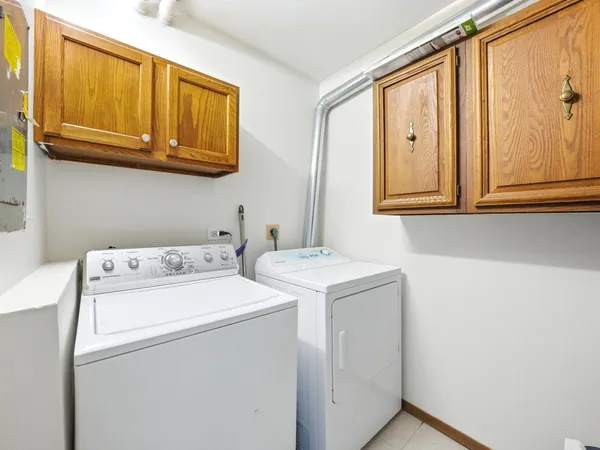 $185,000 | 1402 Woodhollow Drive, Unit 1A, Flossmoor, IL 60422