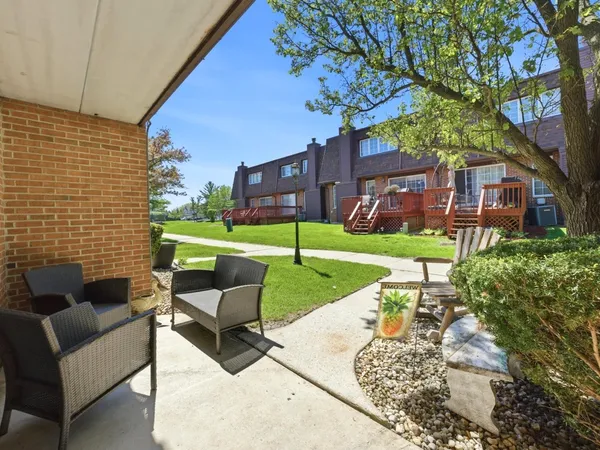 $185,000 | 1402 Woodhollow Drive, Unit 1A, Flossmoor, IL 60422