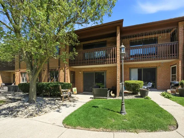$185,000 | 1402 Woodhollow Drive, Unit 1A, Flossmoor, IL 60422