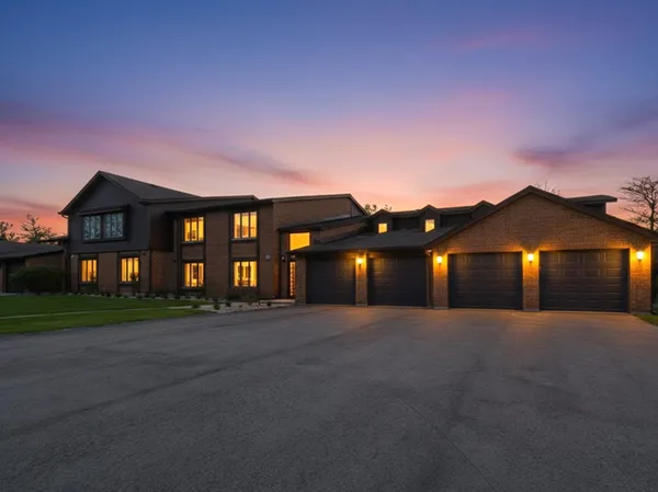 $185,000 | 1402 Woodhollow Drive, Unit 1A, Flossmoor, IL 60422