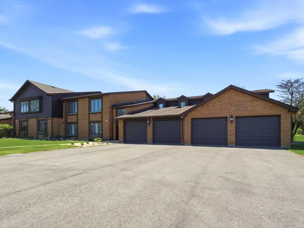 $185,000 | 1402 Woodhollow Drive, Unit 1A, Flossmoor, IL 60422