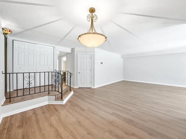 $185,000 | 1402 Woodhollow Drive, Unit 1A, Flossmoor, IL 60422