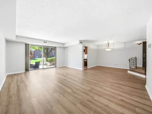 $185,000 | 1402 Woodhollow Drive, Unit 1A, Flossmoor, IL 60422