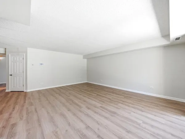 $185,000 | 1402 Woodhollow Drive, Unit 1A, Flossmoor, IL 60422