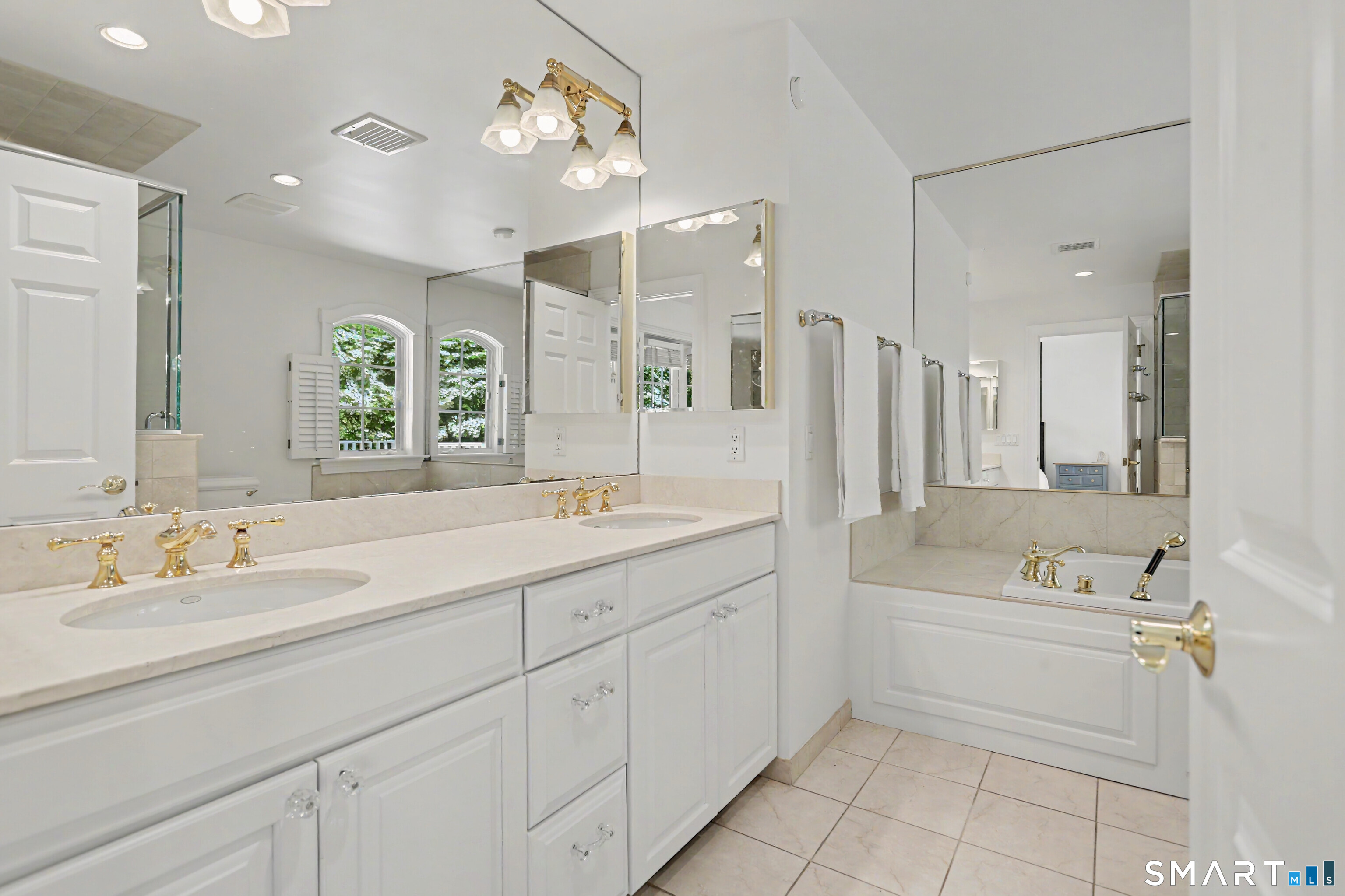 186 Compo Road South Westport, CT 06880 - Photo 21 of 40 Large Primary Bathroom with double sinks and stne counters