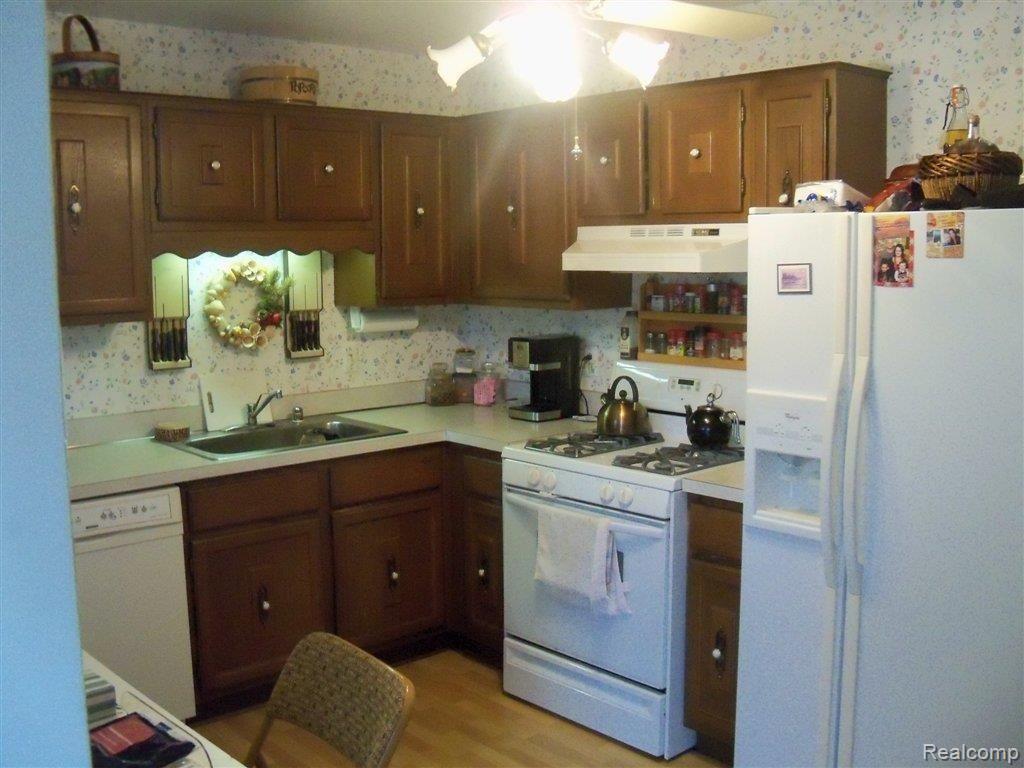 1458 Kings Cove Drive Rochester, MI 48306 - Photo 7 of 13 KITCHEN