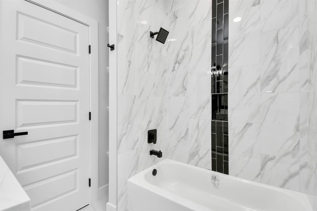 12163 La Salle River Road Conroe, TX 77304 - Photo 14 of 27 a bathroom with a bathtub